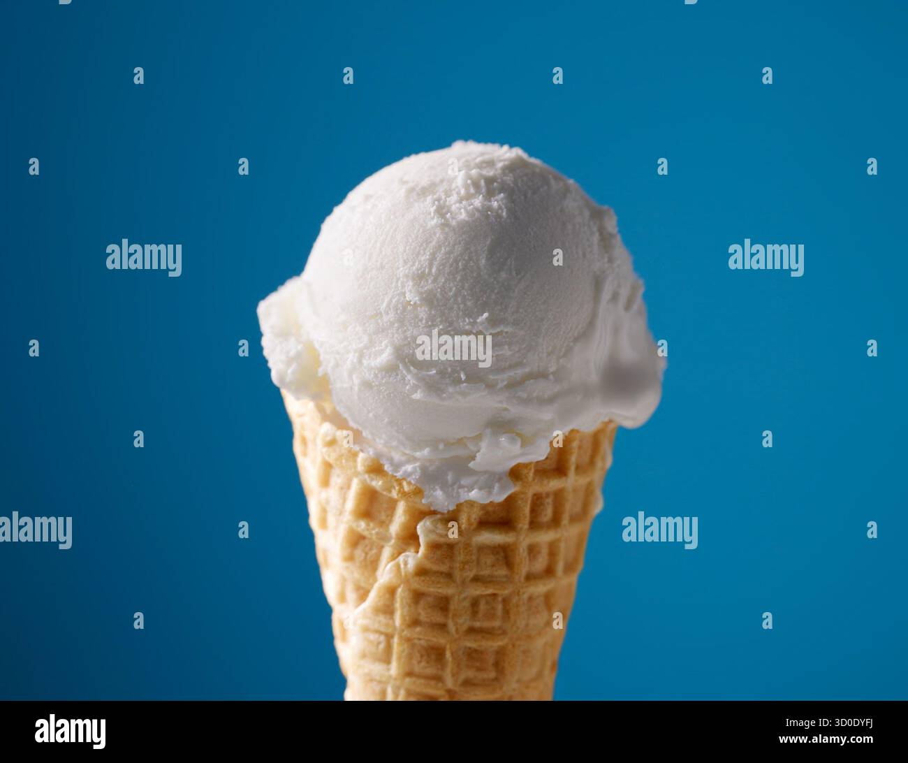 gelato alla vaniglia con cono per waffle su sfondo blu Foto Stock