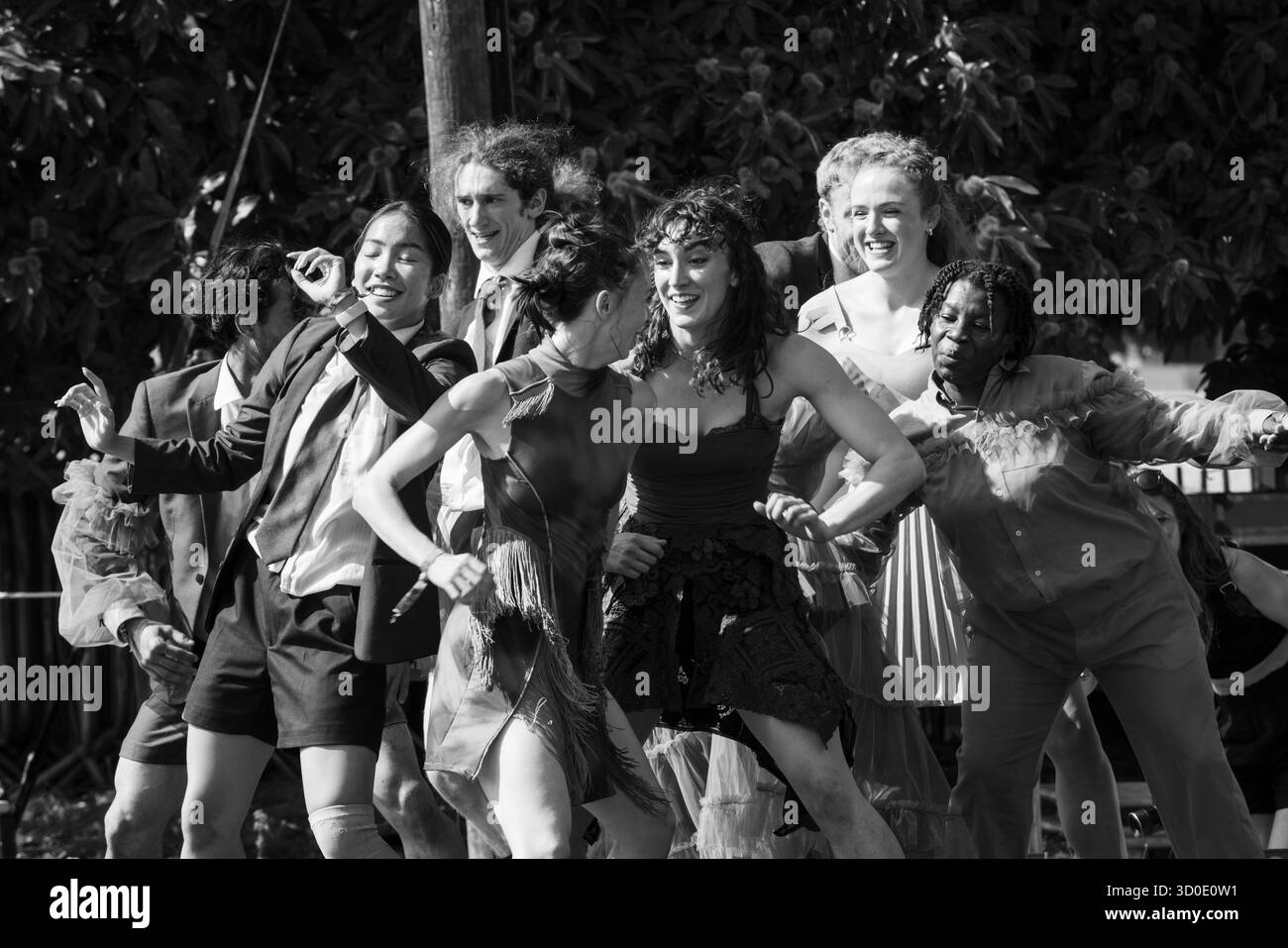Ballet Cymru e Krystal S. Lowe DAUGHTERS OF THE SEA: Una performance di narrazione di danza moderna sul retro di Beyond Stage. Il Green Man Festival 2025. Fotografia: Rob Watkins/Alamy Live News. INFO: Daughters of the Sea è un arazzo di parole parlate in più lingue, danza dinamica e soul, funk e folk fusion di Kizzy Crawford. Vieni con noi mentre raccontiamo la storia di tre donne provenienti da terre diverse, una guerriera, una guaritrice e un leader, in viaggio alla ricerca di nuove avventure finché un nemico sorprendente le incita a stare insieme e a combattere per proteggere la libertà di scelta. Foto Stock