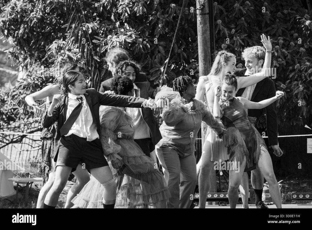 Ballet Cymru e Krystal S. Lowe DAUGHTERS OF THE SEA: Una performance di narrazione di danza moderna sul retro di Beyond Stage. Il Green Man Festival 2025. Fotografia: Rob Watkins/Alamy Live News. INFO: Daughters of the Sea è un arazzo di parole parlate in più lingue, danza dinamica e soul, funk e folk fusion di Kizzy Crawford. Vieni con noi mentre raccontiamo la storia di tre donne provenienti da terre diverse, una guerriera, una guaritrice e un leader, in viaggio alla ricerca di nuove avventure finché un nemico sorprendente le incita a stare insieme e a combattere per proteggere la libertà di scelta. Foto Stock