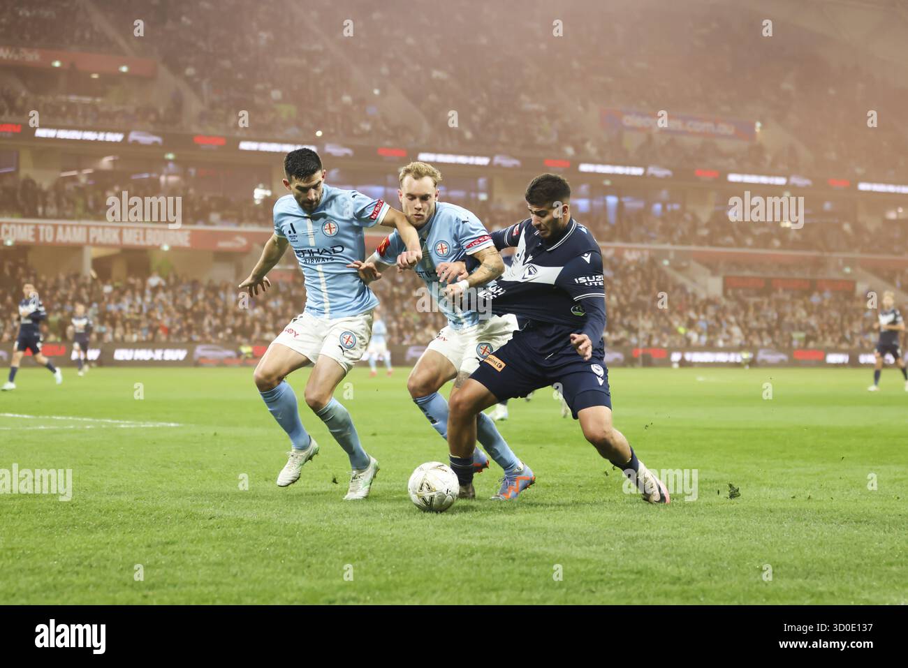MELBOURNE, AUSTRALIA - MAGGIO 31: Steven Ugarkovic e Nathaniel Atkinson della città di Melbourne combattono con Zinedine Machach della vittoria di Melbourne durante il Foto Stock