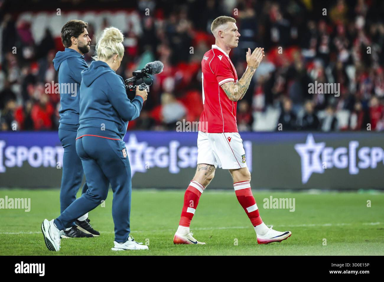 MELBOURNE, AUSTRALIA - 11 LUGLIO: James McClean di Wrexham ringrazia i tifosi dopo aver battuto Melbourne Victory al Marvel Stadium l'11 luglio 2025 a Melbour Foto Stock