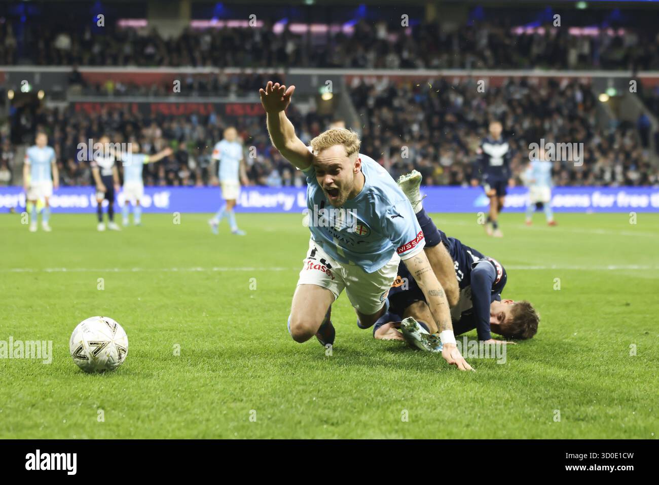 MELBOURNE, AUSTRALIA - MAGGIO 31: Kasey Bos di Melbourne Victory compete per il pallone con Nathaniel Caleb Atkinson di Melbourne City nella A-League me Foto Stock
