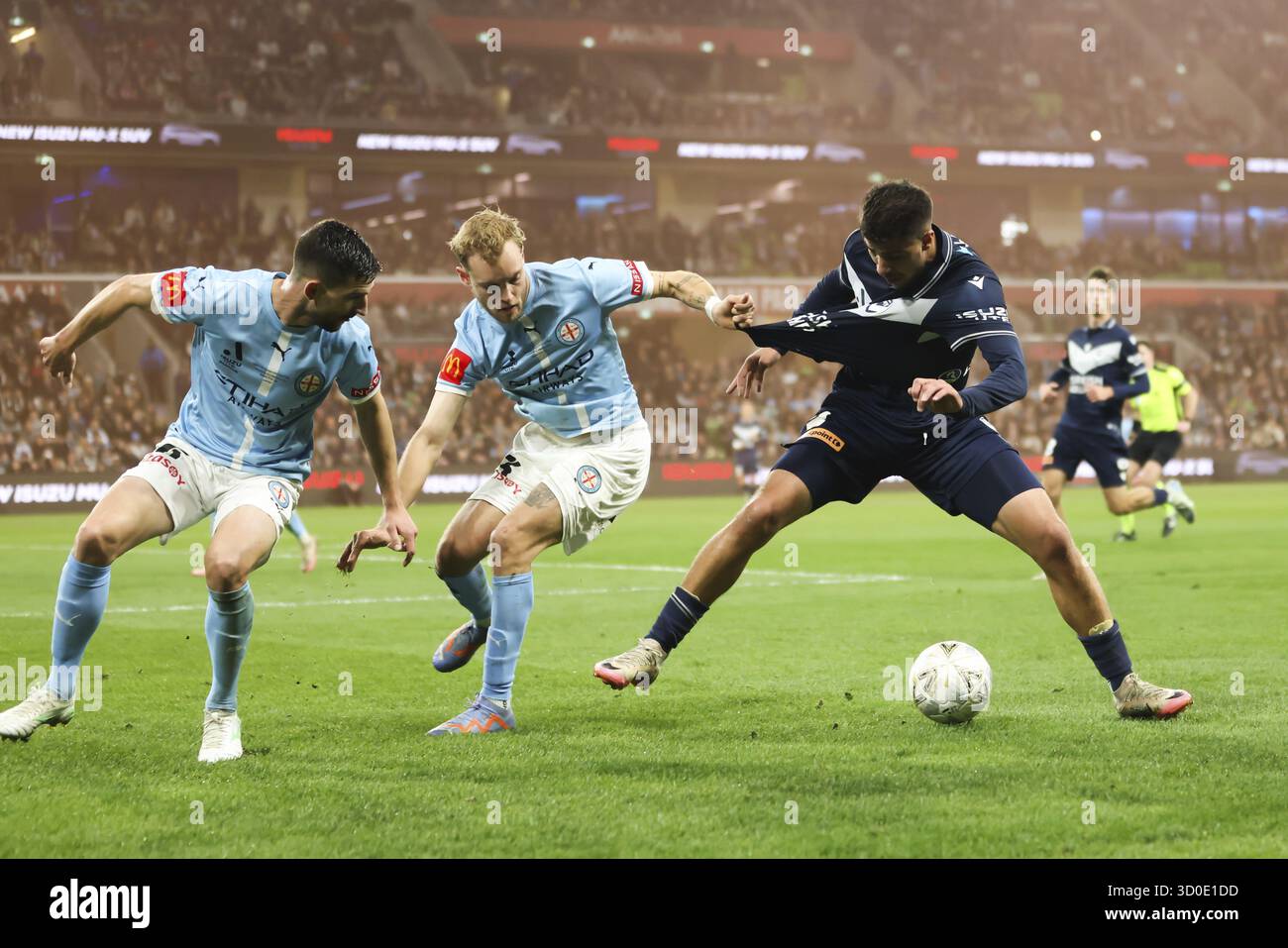 MELBOURNE, AUSTRALIA - MAGGIO 31: Steven Ugarkovic e Nathaniel Atkinson della città di Melbourne combattono con Zinedine Machach della vittoria di Melbourne durante il Foto Stock