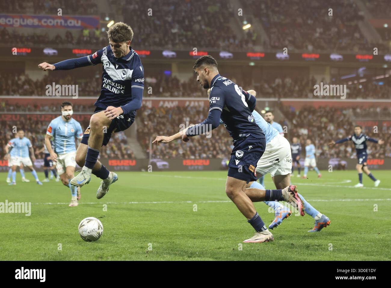 MELBOURNE, AUSTRALIA - MAGGIO 31: Nathaniel Atkinson della città di Melbourne combatte con Zinedine Machach e Kasey Bos della vittoria di Melbourne durante l'A-Lea Foto Stock