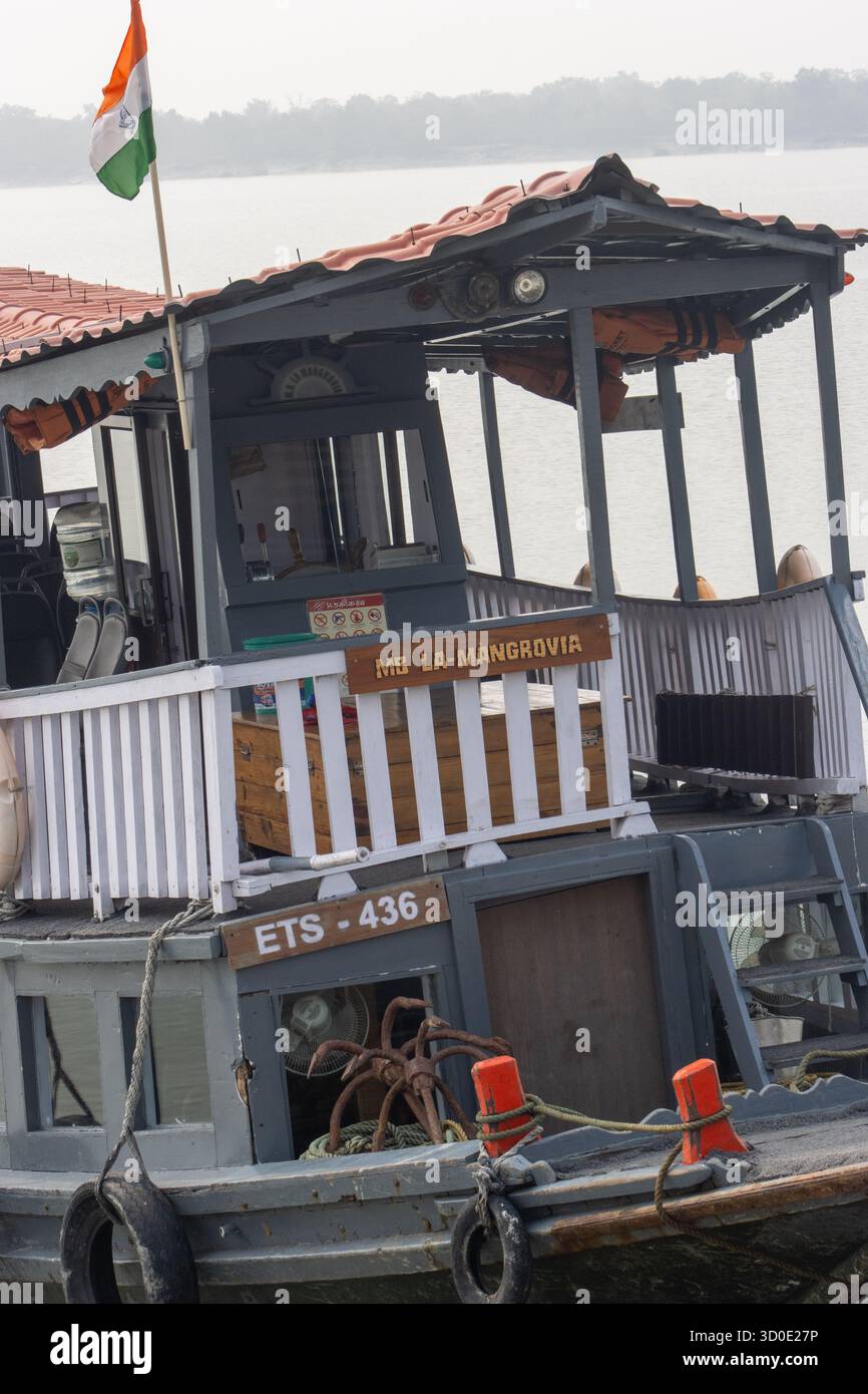 SUNDARBANS, KOLKATA, BENGALA OCCIDENTALE, INDIA - 16 FEBBRAIO 2024 RCC Jetty e un traghetto in attesa Foto Stock