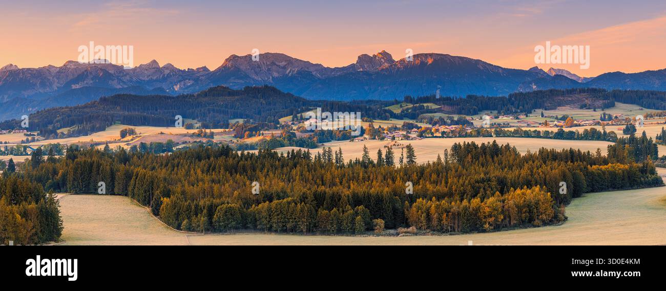 Vista panoramica ultra ampia di XPan sull'alba sulle montagne di Allgäu in Baviera, Germania, dopo una notte fredda e limpida. La prima luce del giorno illumina Foto Stock