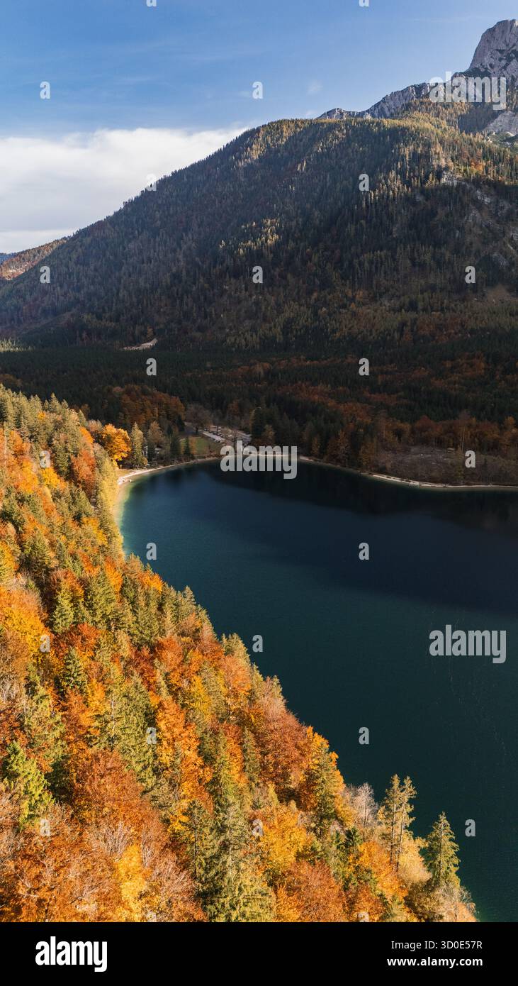 Der Vordere Langbathsee im Höllengebirge im oberösterreichischen Teil des Salzkammergutes im Herbst AM 21.10.2025. // il Vorderer Langbathsee sulle montagne di Höllengebirge nella parte alta austriaca del Salzkammergut in autunno il 21 ottobre 2025 - 20251021 PD18313 credito: APA-PictureDesk/Alamy Live News Foto Stock