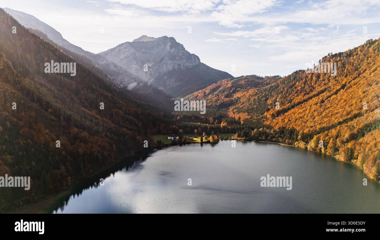 Der Vordere Langbathsee im Höllengebirge im oberösterreichischen Teil des Salzkammergutes im Herbst AM 21.10.2025. // il Vorderer Langbathsee sulle montagne di Höllengebirge nella parte alta austriaca del Salzkammergut in autunno il 21 ottobre 2025 - 20251021 PD18312 credito: APA-PictureDesk/Alamy Live News Foto Stock