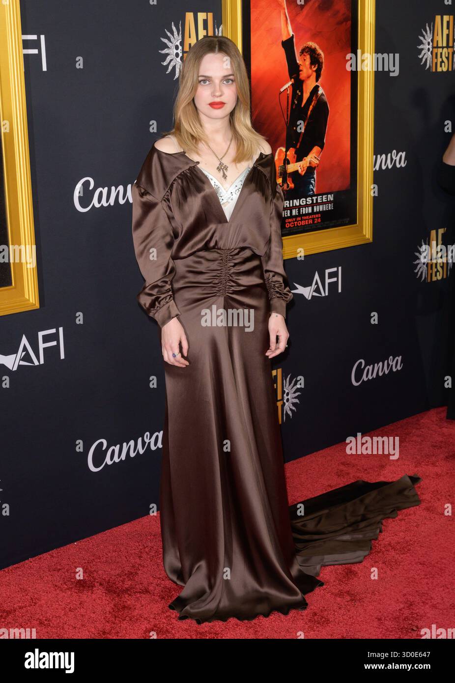 LOS ANGELES, STATI UNITI. 22 ottobre 2025: Odessa Young all'AFI FEST prima di "Springsteen: Deliver me from Nowhere" al TCL Chinese Theatre. Immagine: Paul Smith/features flash Foto Stock