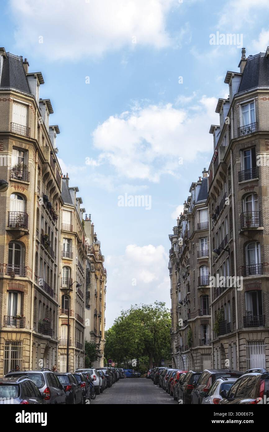 Classico edificio di appartamenti di Parigi con vista vicolo con tipici balconi e tetti parigini Foto Stock