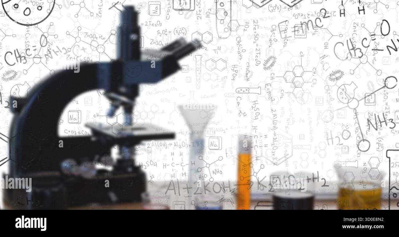 Microscopio nero su banco da laboratorio con fiale, provette e scarabocchi formula, spazio di copia Foto Stock