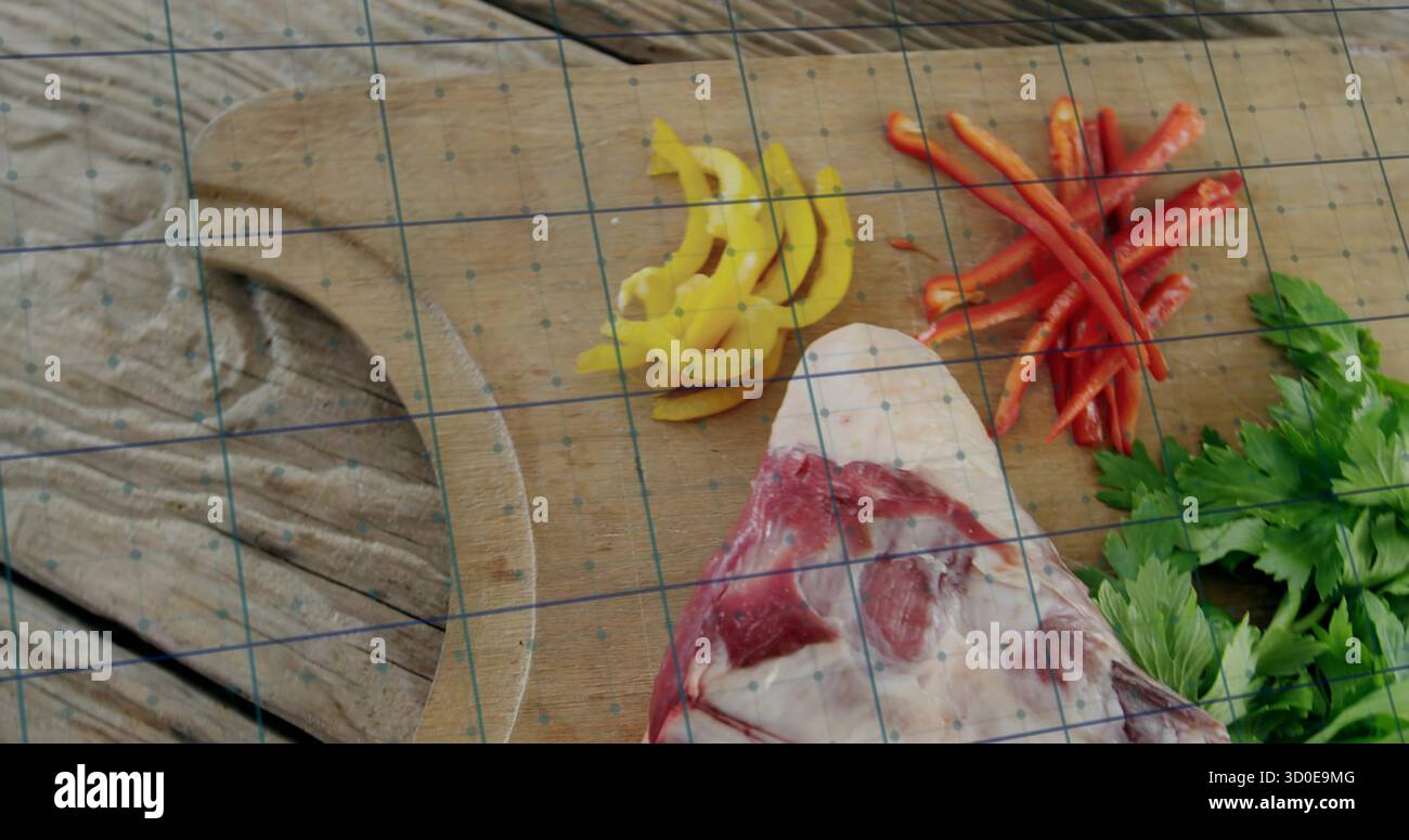 Visualizzazione di carne cruda e strisce di pepe rosso giallo affettato con prezzemolo sul tagliere, spazio di copia Foto Stock