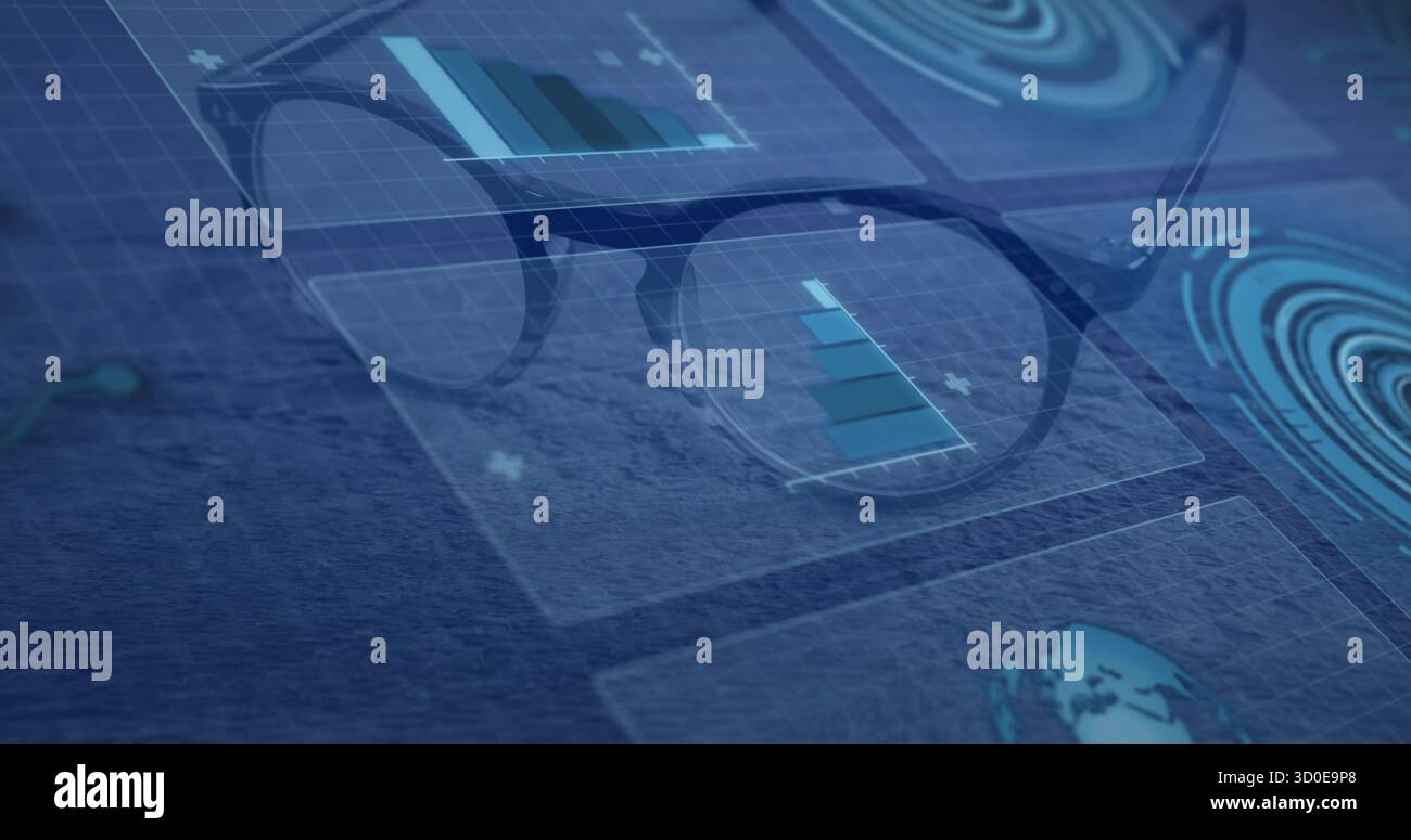 Coppia di occhiali a riposo con visualizzazione di dati olografici su una scrivania con texture scura, analisi digitale Foto Stock