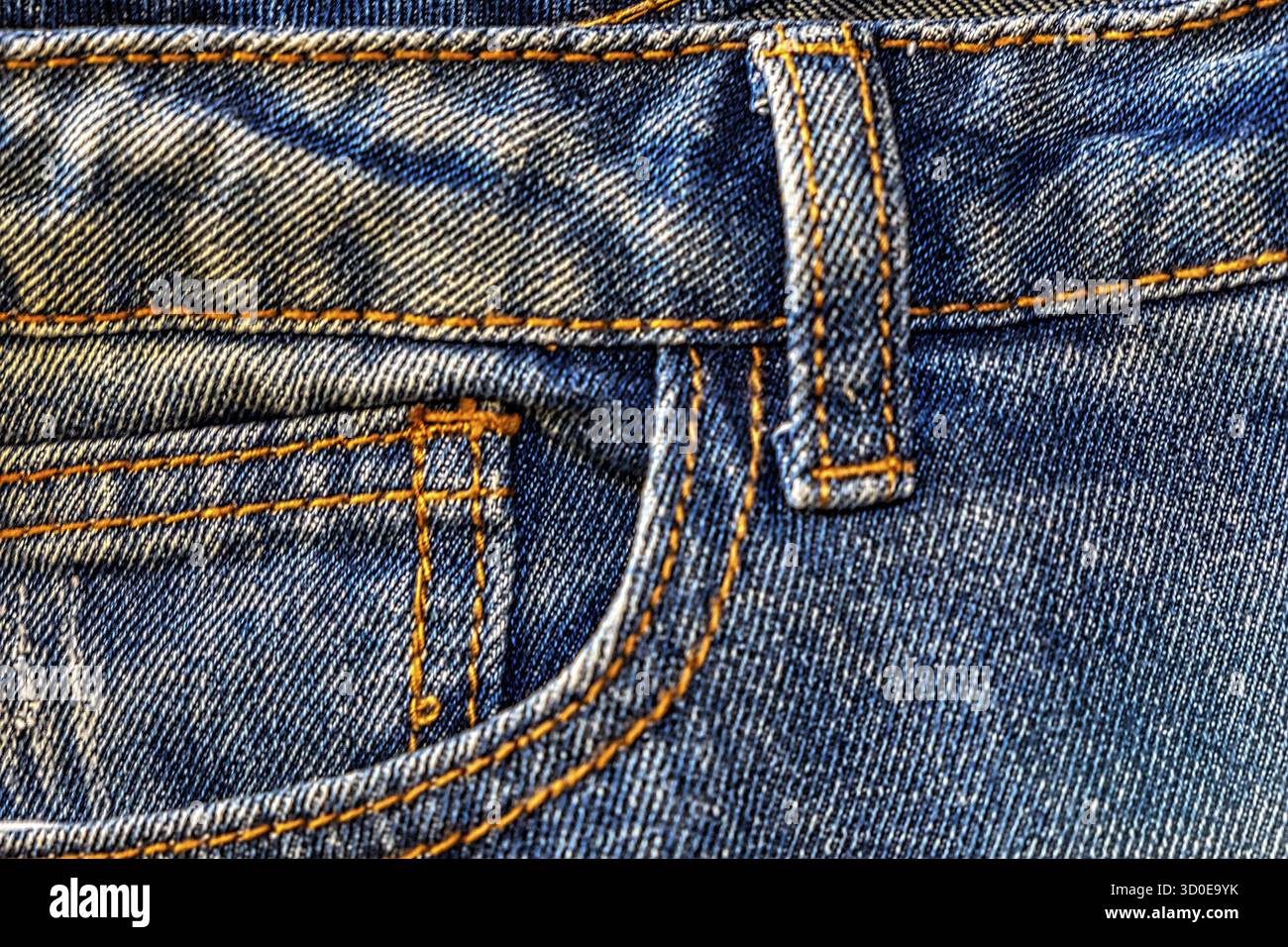 Jeans blu sbiancato Guarda i dettagli del design della tasca senza rivetti e cuciture Vista ravvicinata Foto Stock