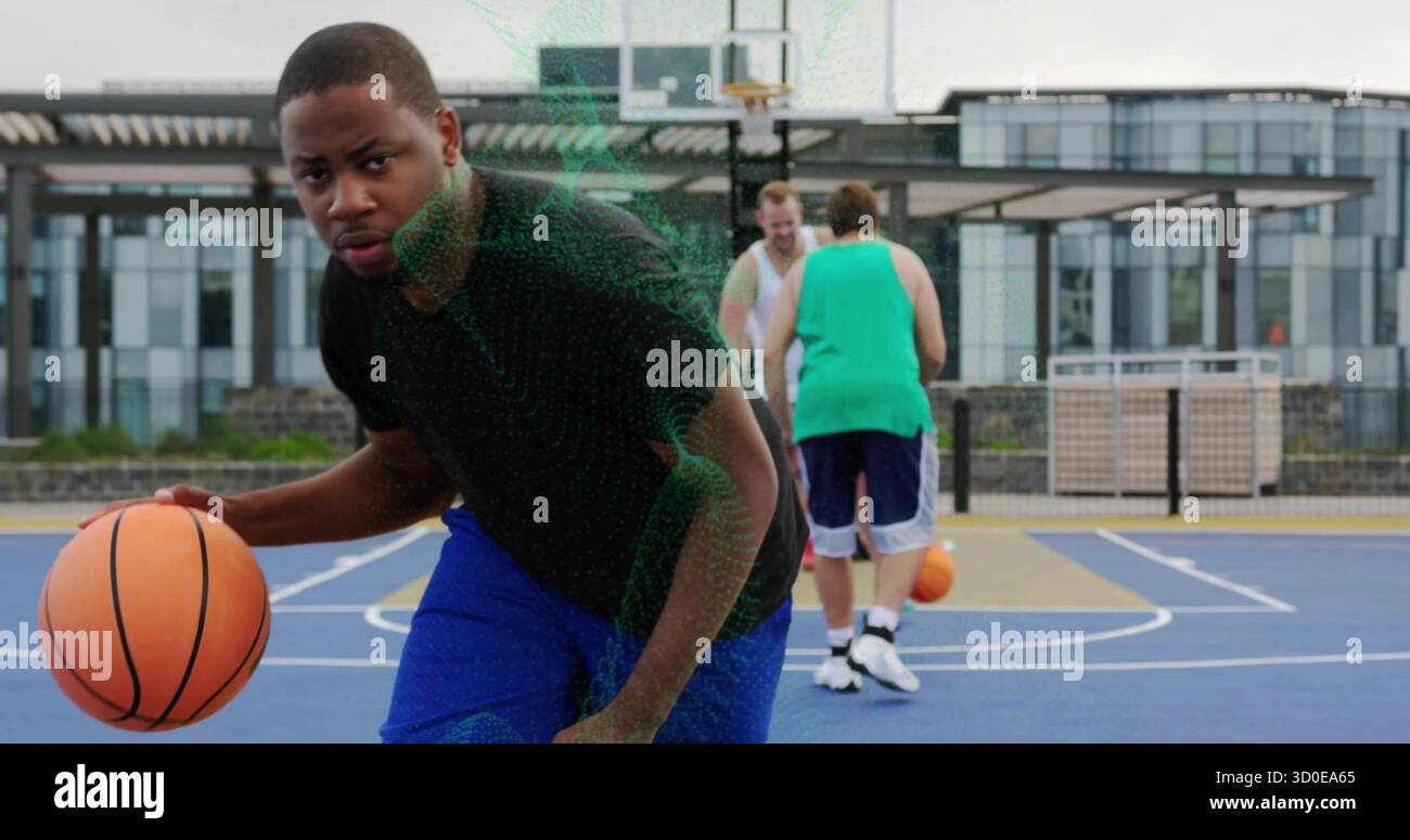 Dribbling dell'atleta nero con un equipaggiamento che spinge il basket arancione verso il cerchio sul campo sul tetto, copia lo spazio Foto Stock