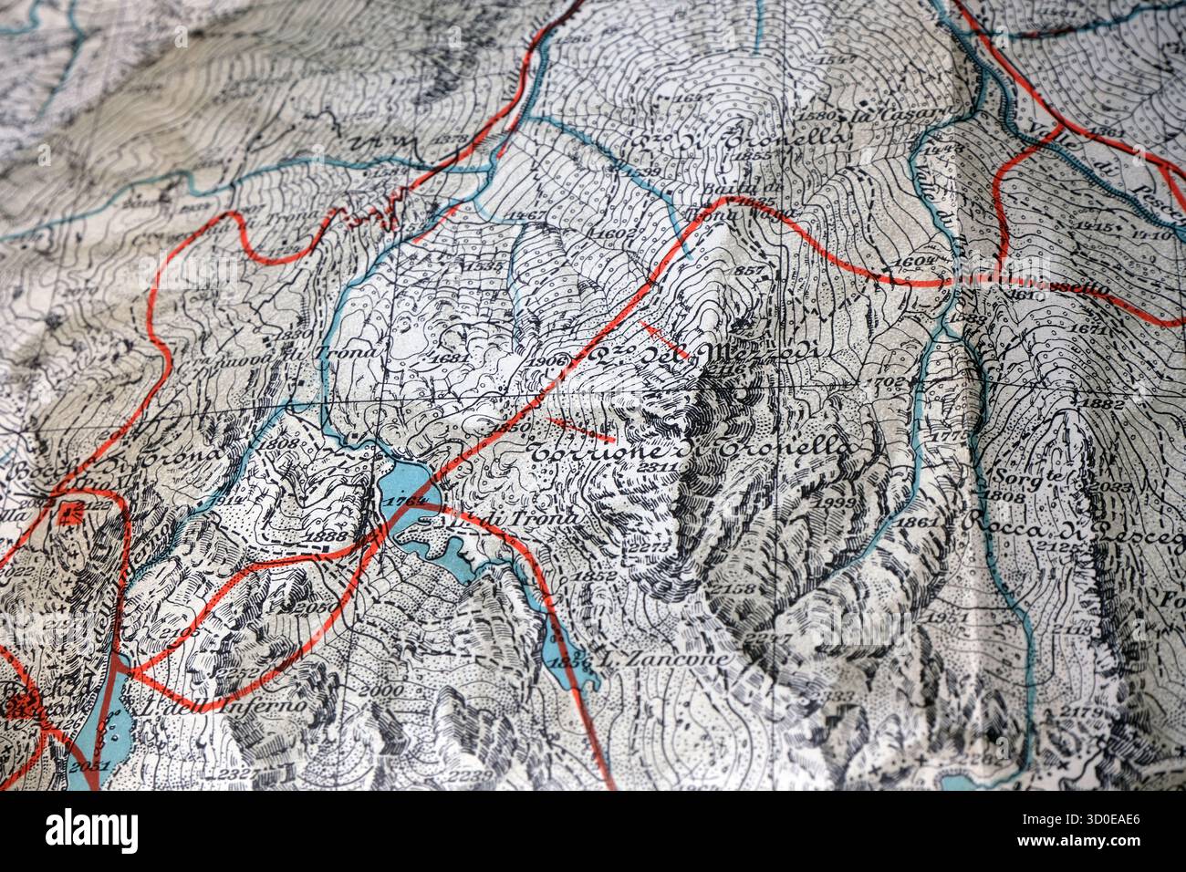 Roma, Italia - 24 ottobre 2025: Dettaglio della mappa topografica d'epoca che mostra il Corno di Tronella (Alpi) e le linee di contorno. Foto Stock