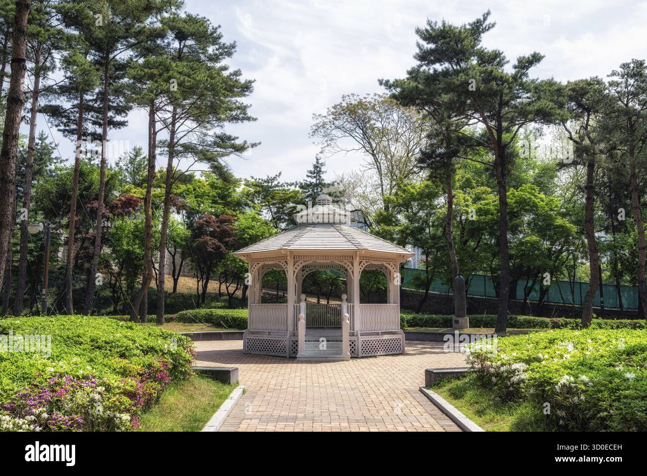 Un gazebo bianco nel parco Jeongdong a seoul, corea del Sud Foto Stock