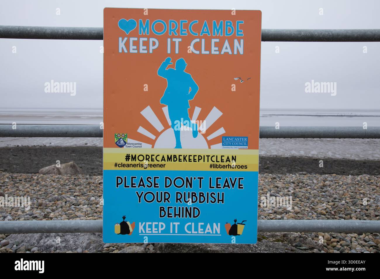 Cartello anti-lettiera con Eric Morecambe, sulla Morecambe Promenade Foto Stock