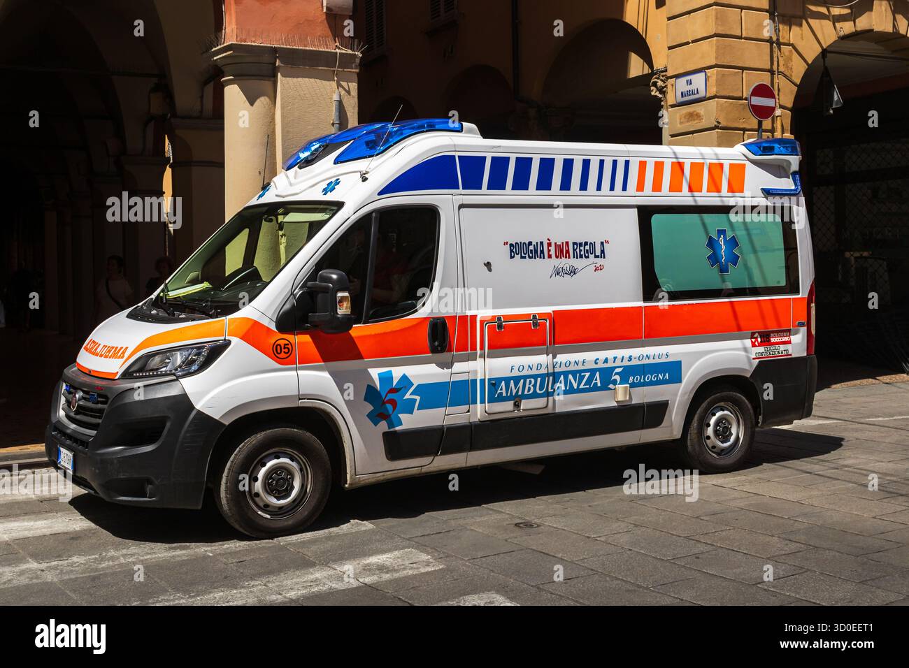 Bologna, Italia luglio 27-2025 veicolo di emergenza con marchi medici a Bologna Foto Stock
