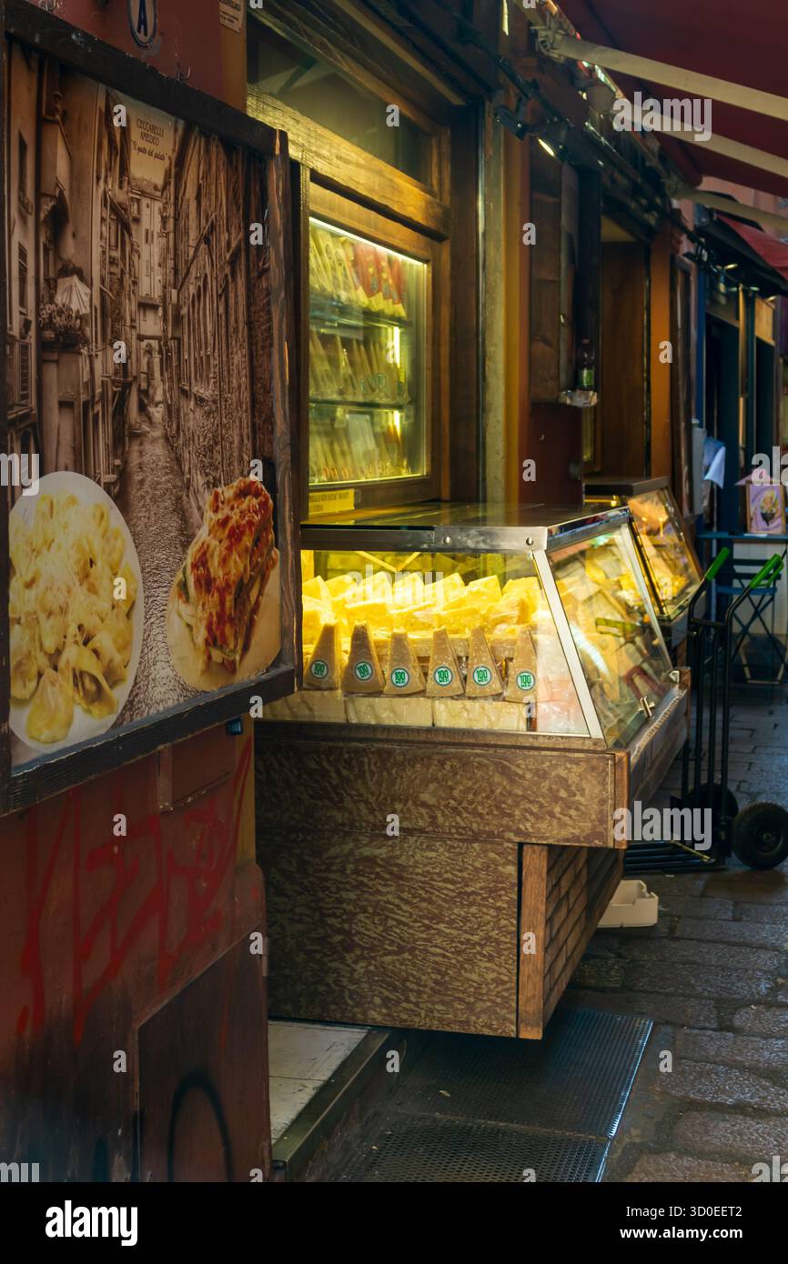 Bologna, Italia luglio 27-2025 negozio di formaggi locale con poster pasta e lasagne Foto Stock
