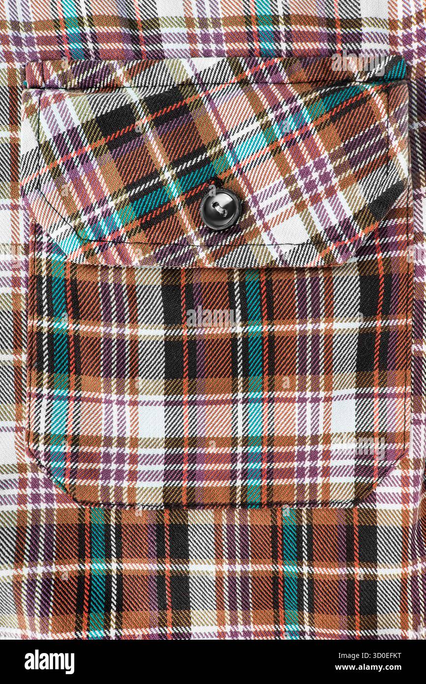 Primo piano su una tasca con patta e patta per camicia in tessuto tartan colorato Foto Stock