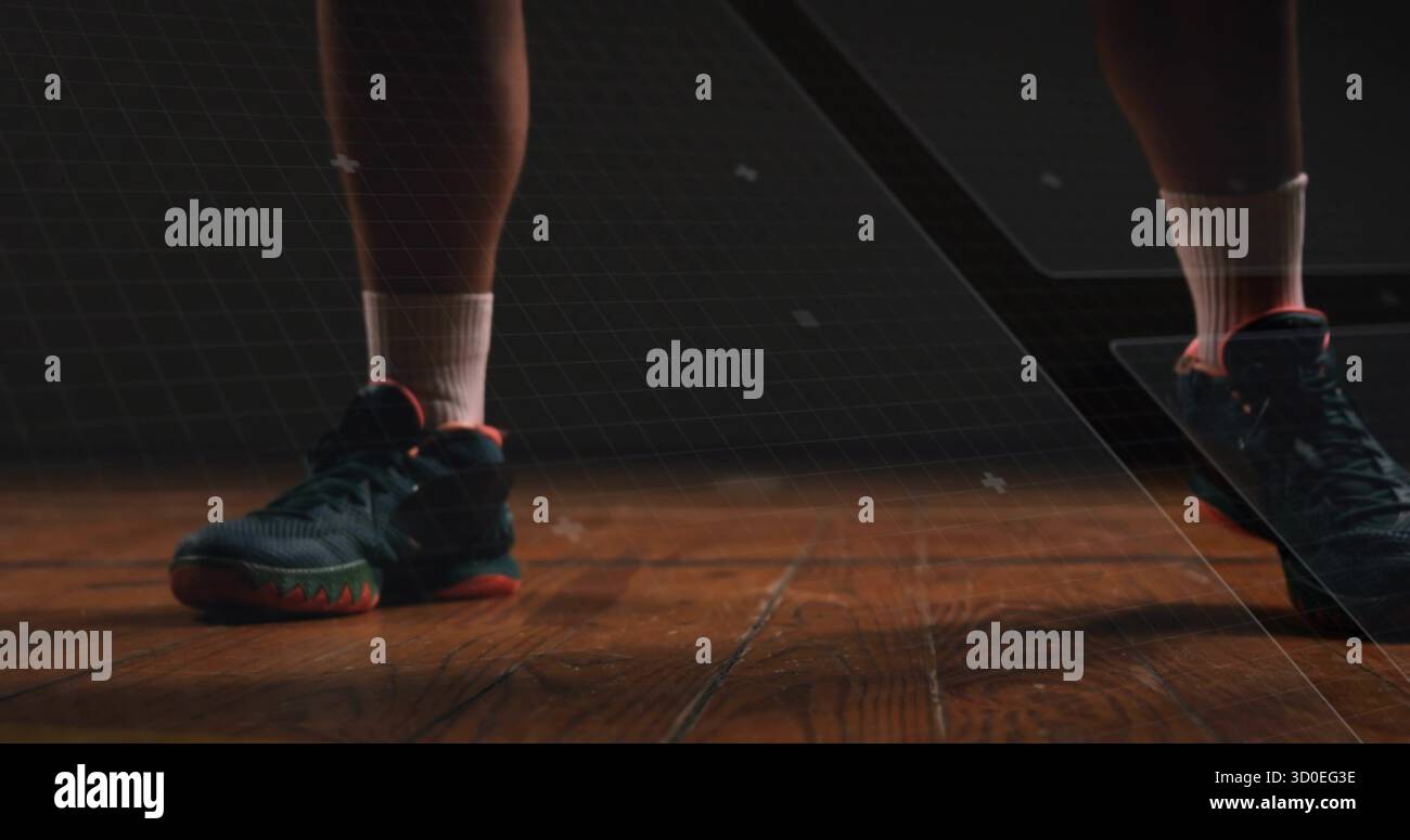 Mostra gambe e piedi sul pavimento lucido della palestra indossando calzini girocollo, sneakers rosse con griglia sovrapposta Foto Stock
