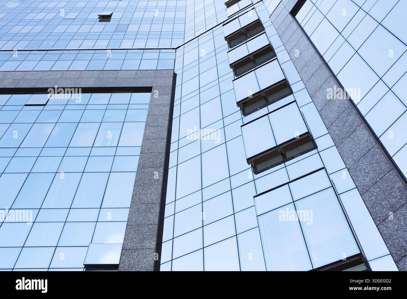 Vista ad angolo basso degli edifici alti degli uffici Foto Stock