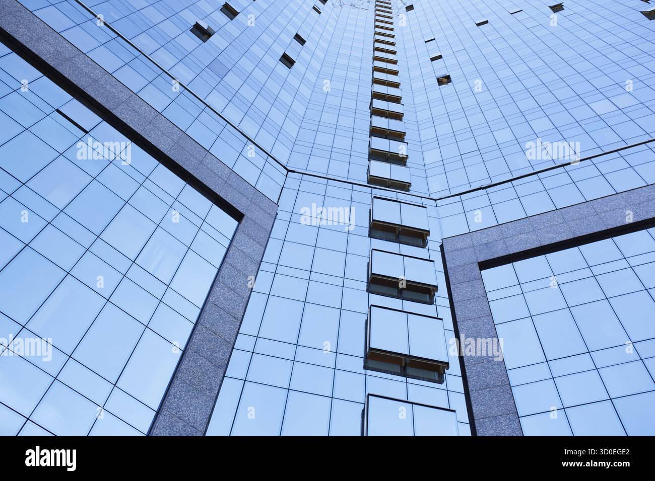 Vista ad angolo basso degli edifici alti degli uffici Foto Stock