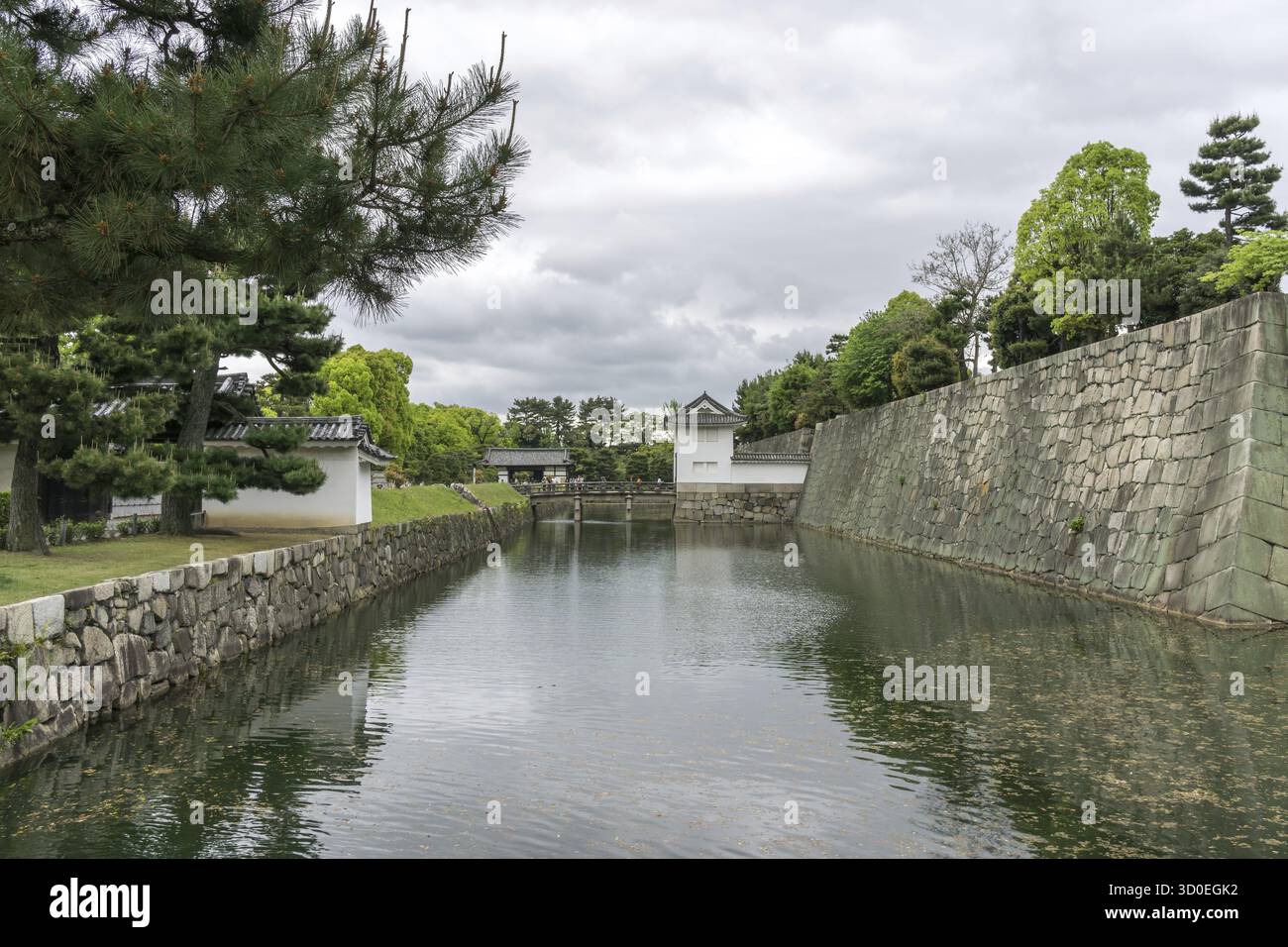 Vista del fossato interno del castello Nijo con mura e palazzo. Kyoto, Giappone Foto Stock