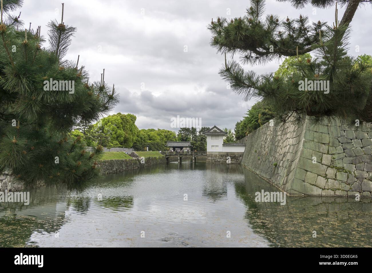 Vista del fossato interno del castello Nijo con mura e palazzo. Kyoto, Giappone Foto Stock