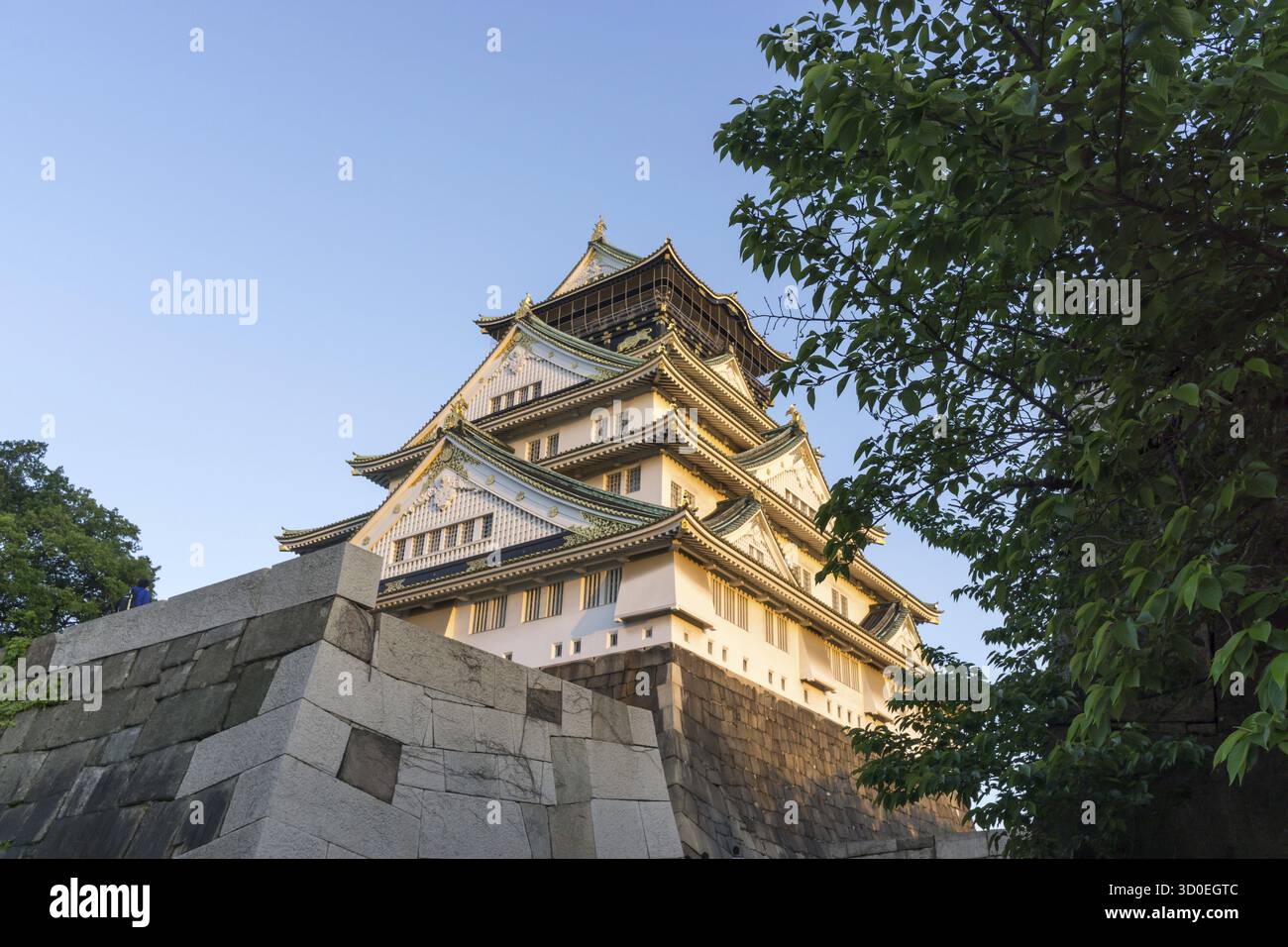 Il castello di Osaka, uno dei monumenti più famosi del giappone, visto nel tardo pomeriggio durante l'orario del tramonto. Preso a Osaka, Giappone Foto Stock