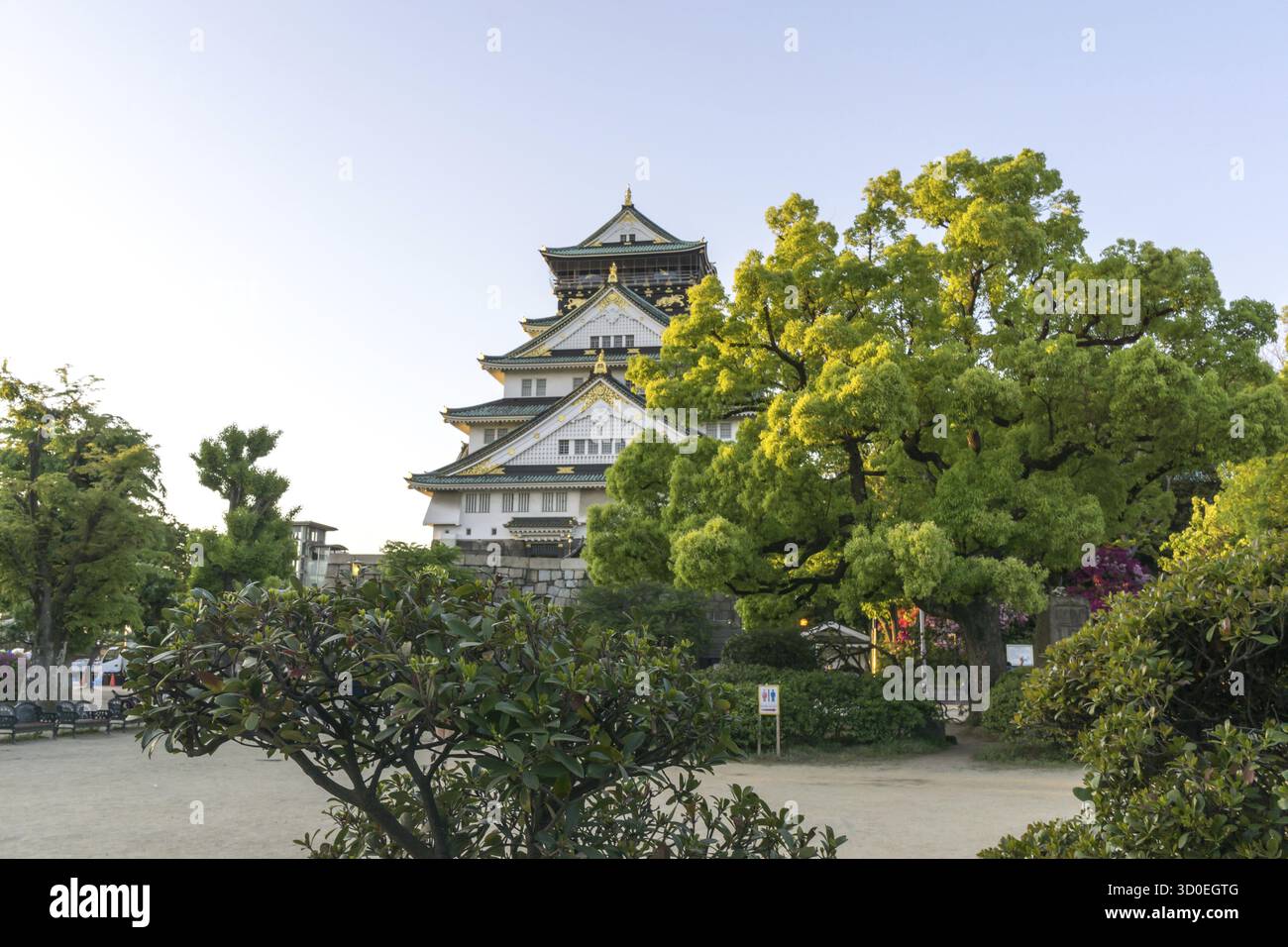 Il castello di Osaka, uno dei monumenti più famosi del giappone, visto nel tardo pomeriggio durante l'orario del tramonto. Preso a Osaka, Giappone Foto Stock