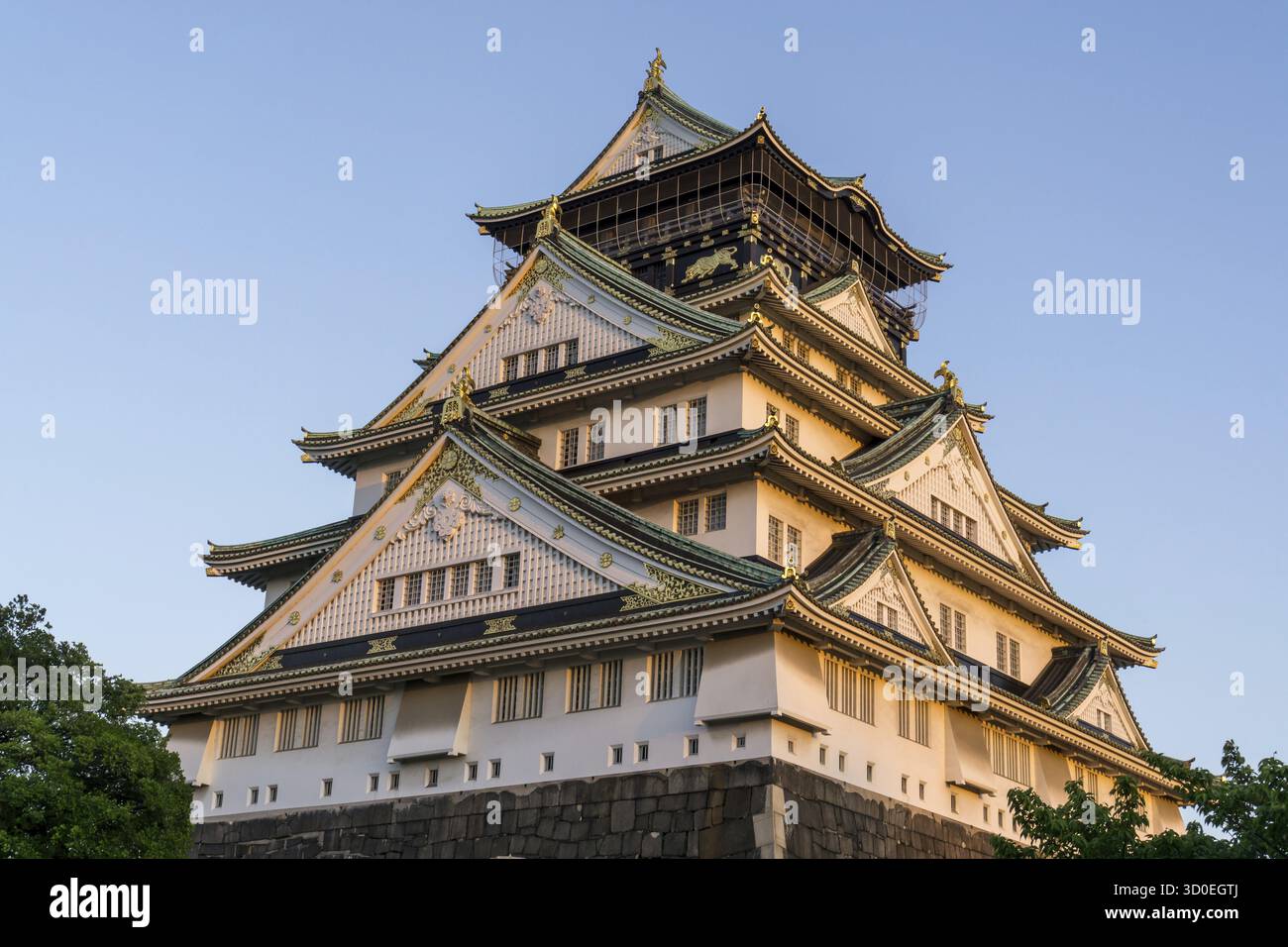 Il castello di Osaka, uno dei monumenti più famosi del giappone, visto nel tardo pomeriggio durante l'orario del tramonto. Preso a Osaka, Giappone Foto Stock