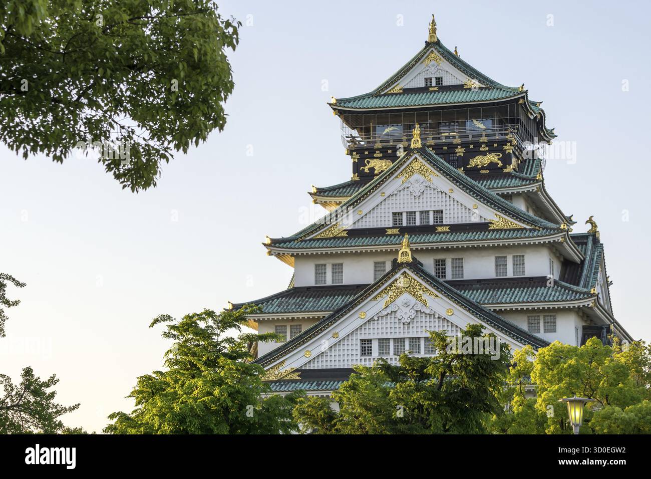 Il castello di Osaka, uno dei monumenti più famosi del giappone, visto nel tardo pomeriggio durante l'orario del tramonto. Preso a Osaka, Giappone Foto Stock