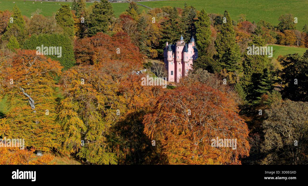 Castello di Craigievar Alford Aberdeenshire Scozia castello rosa e alberi dai colori assolati dell'autunno Foto Stock