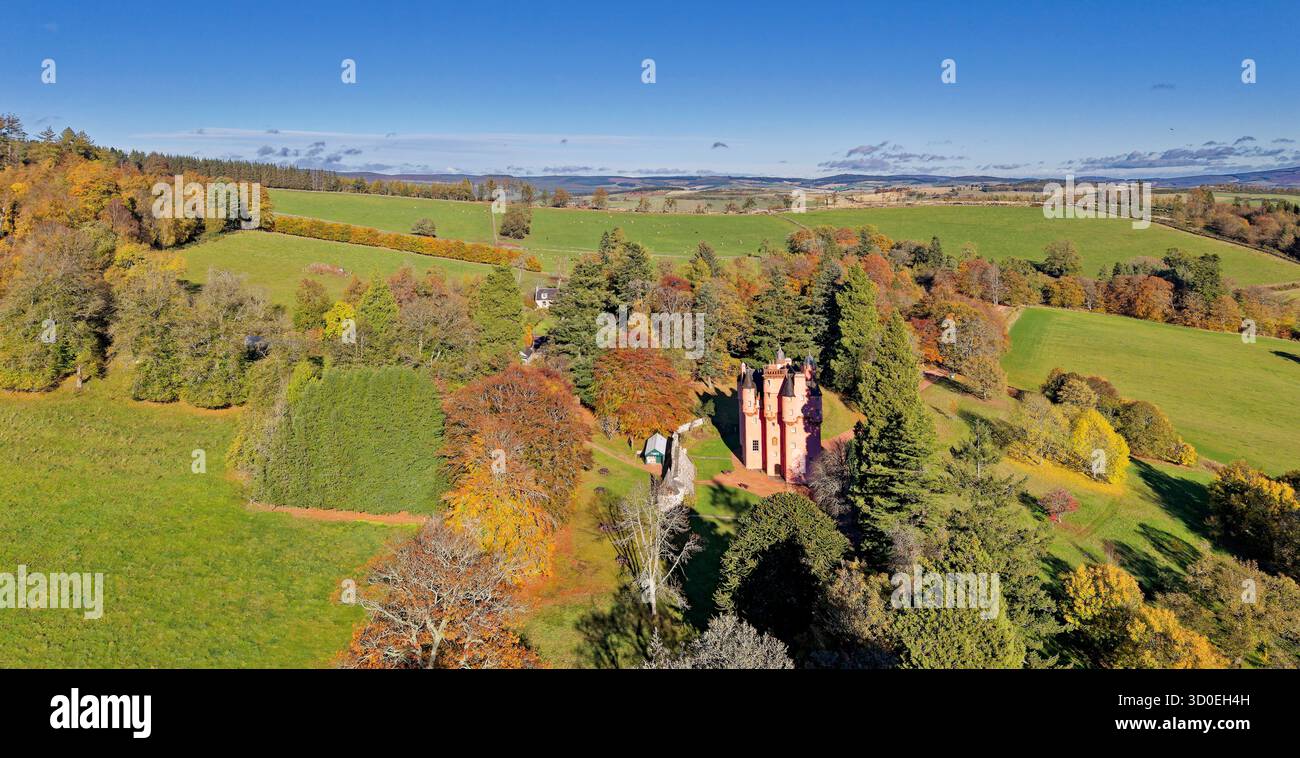 Castello di Craigievar Alford Aberdeenshire Scozia circondato da alberi in autunno Foto Stock