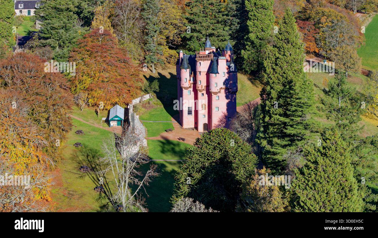 Castello di Craigievar Alford Aberdeenshire Scozia circondato da alberi dai colori dell'autunno Foto Stock