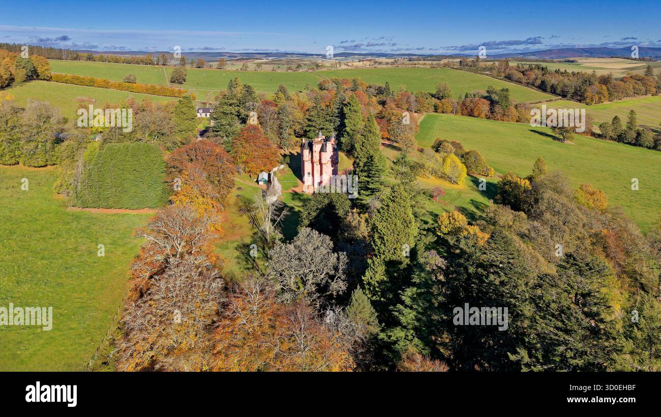 Castello di Craigievar Alford Aberdeenshire Scozia che circonda la campagna i colori dell'autunno Foto Stock