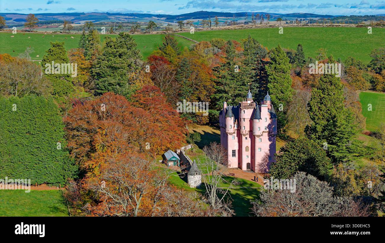 Castello di Craigievar Alford Aberdeenshire Scozia la campagna e i gloriosi colori dell'autunno Foto Stock