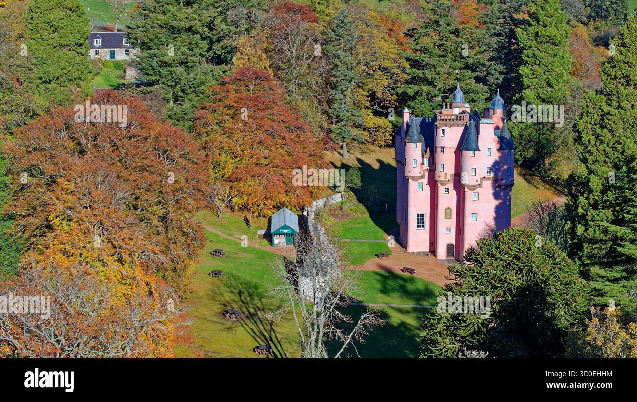 Castello di Craigievar Alford Aberdeenshire Scozia i gloriosi colori dell'autunno Foto Stock