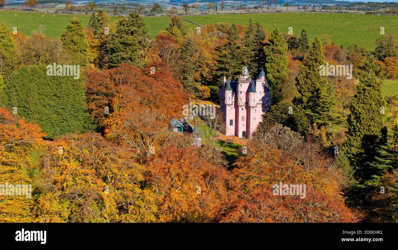 Castello di Craigievar Alford Aberdeenshire Scozia i campi verdi e i gloriosi colori dell'autunno Foto Stock