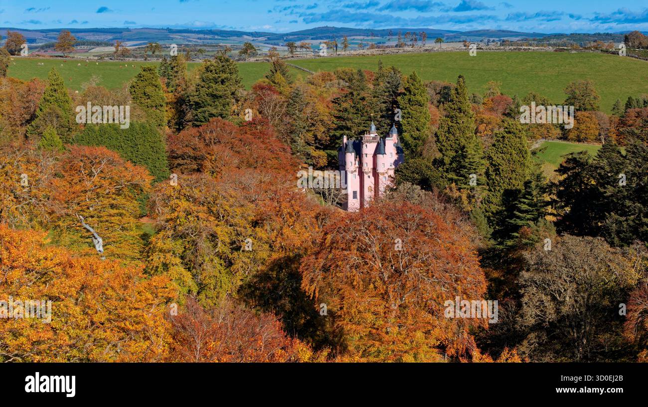 Castello di Craigievar Alford Aberdeenshire Scozia il castello rosa e gli alberi dai colori assolati dell'autunno Foto Stock