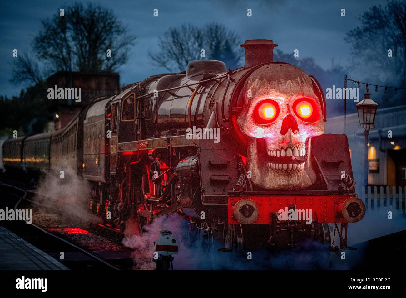 Basato sulle presunte storie e sugli avvistamenti del soprannaturale della Bluebell Railway, il treno fantasma è un viaggio in treno ispirato all'orrore che dura fino a Halloween, Sheffield Park, East Sussex, Regno Unito. Foto Stock