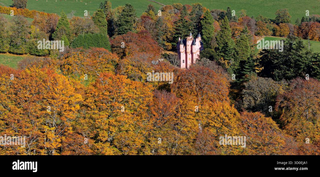 Castello di Craigievar Alford Aberdeenshire Scozia il castello rosa racchiuso da alberi con colori autunnali illuminati dal sole Foto Stock
