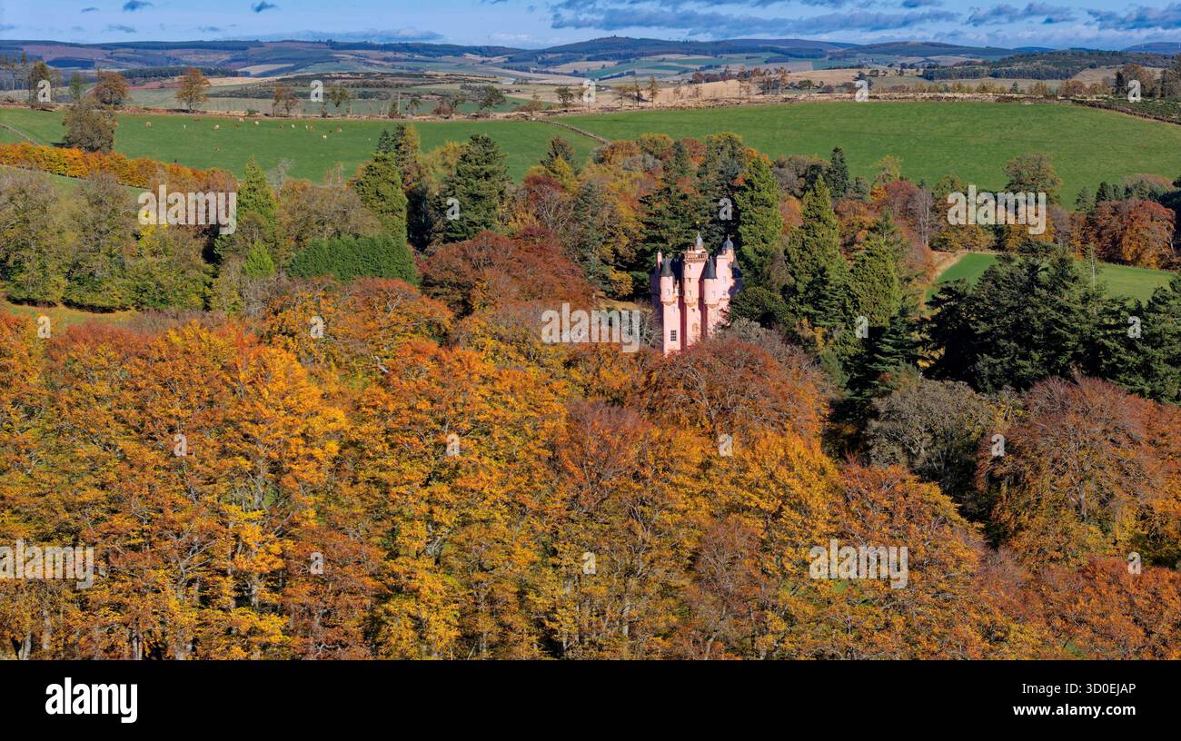 Castello di Craigievar Alford Aberdeenshire Scozia il castello rosa racchiuso da alberi con i colori assolati dell'autunno Foto Stock