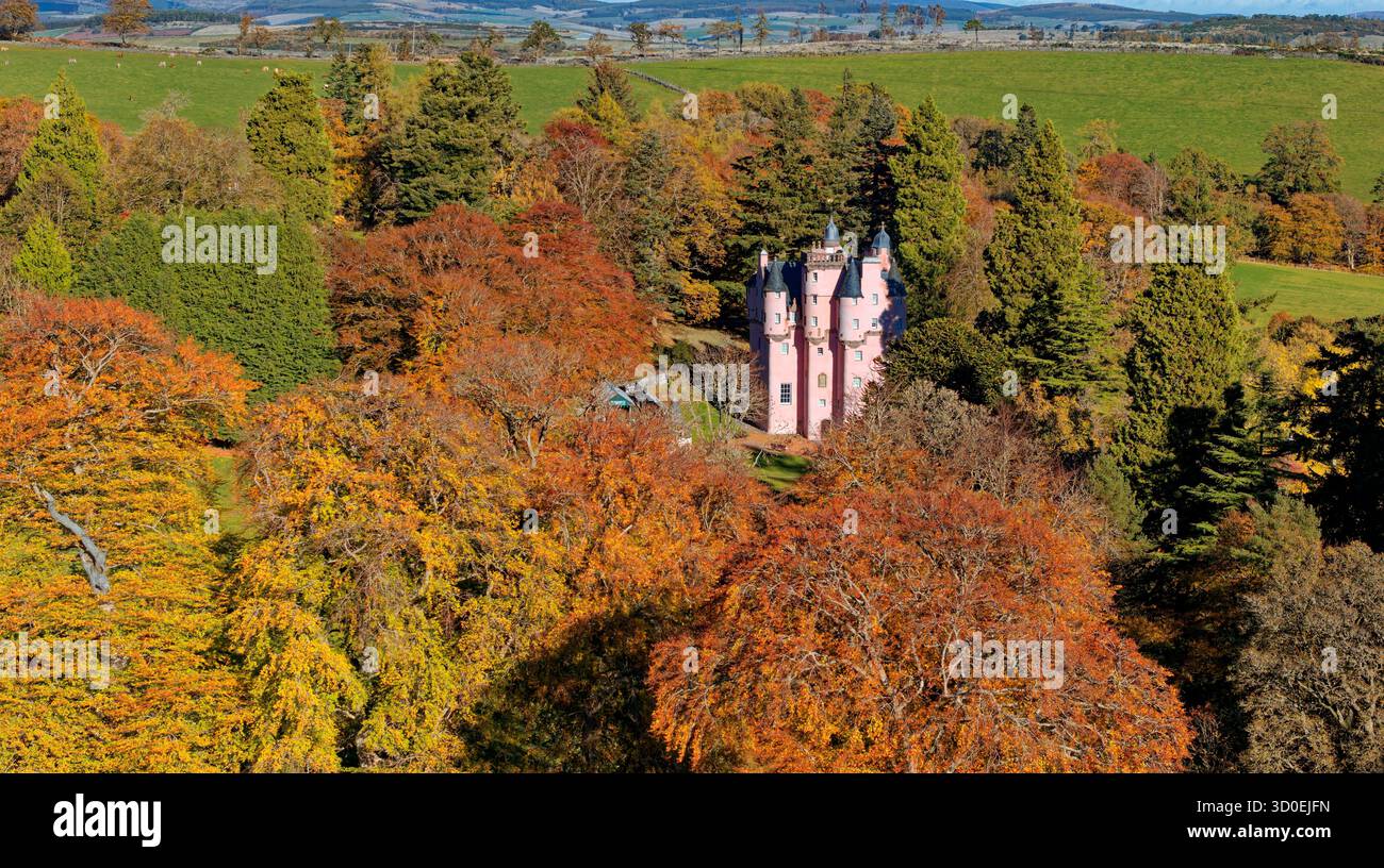 Castello di Craigievar Alford Aberdeenshire Scozia alberi con colori autunnali illuminati dal sole Foto Stock