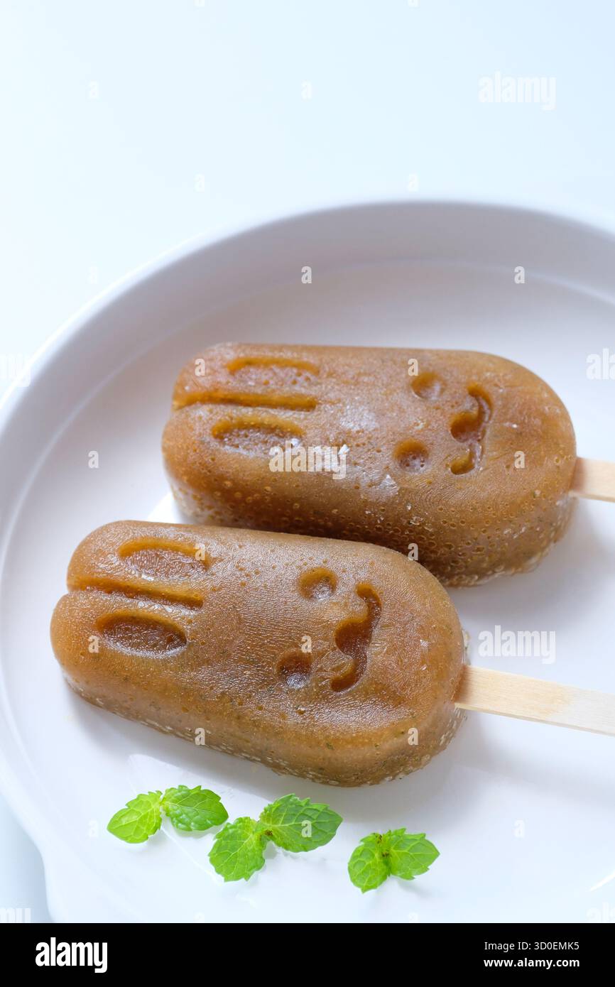 Papaveri fatti in casa alla menta al limone isolati su un piatto bianco Foto Stock