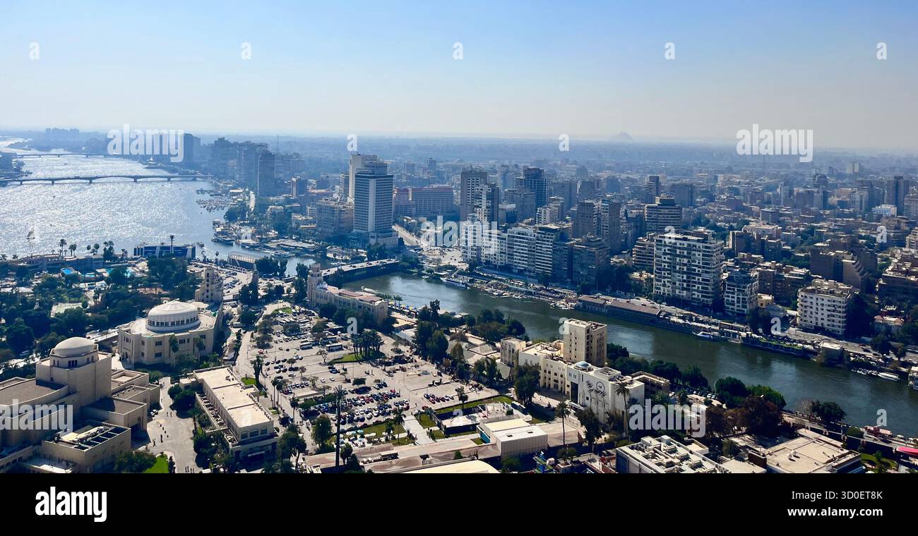 Vista aerea panoramica della città del Cairo e del fiume Nilo in una giornata limpida, mostrando edifici urbani, ponti e la vita moderna della città nella capitale egiziana. - Immagine stock catturata con smartphone
