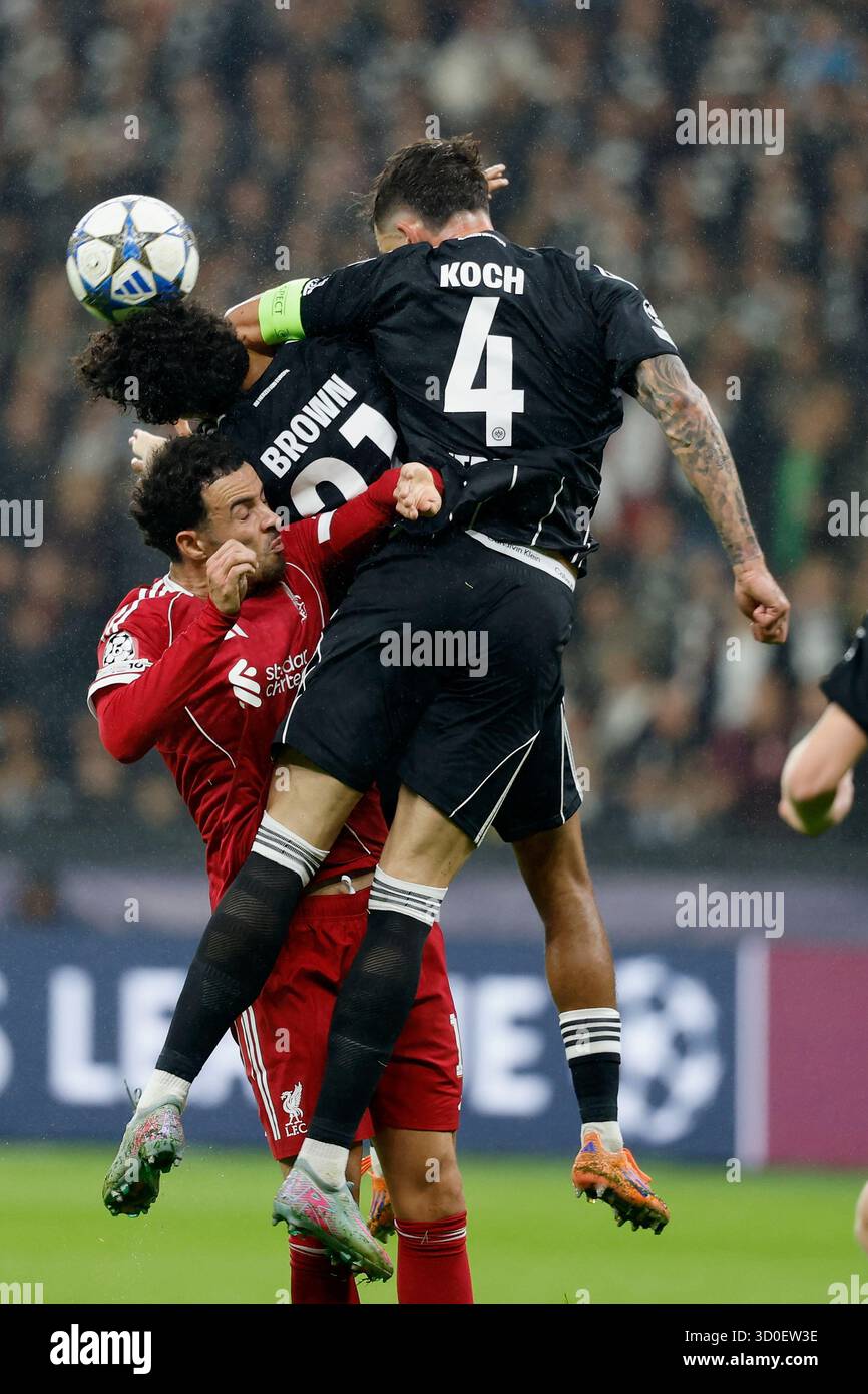Francoforte sul meno, Ger. 22 ottobre 2025. V. l. Curtis Jones (Liverpool FC, 17), Nathaniel Brown (Eintracht Frankfurt, 21) und Robin Koch (Eintracht Frankfurt, 4), 22.10.2025, Fussball, UEFA Champions League, Eintracht Frankfurt - Liverpool FC, GER, Francoforte sul meno, Deutsche Bank Park. Foto Credit: HMB Media/Alamy Live News Foto Stock