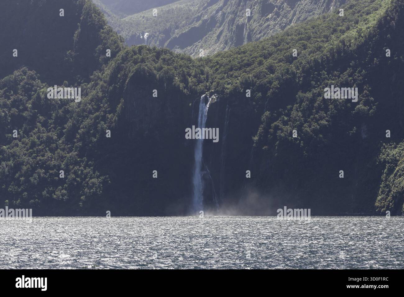 Suono di Milford preso dalla nave da crociera. Varie cascate lungo la valle. Scattata in nuova Zelanda durante l'estate Foto Stock